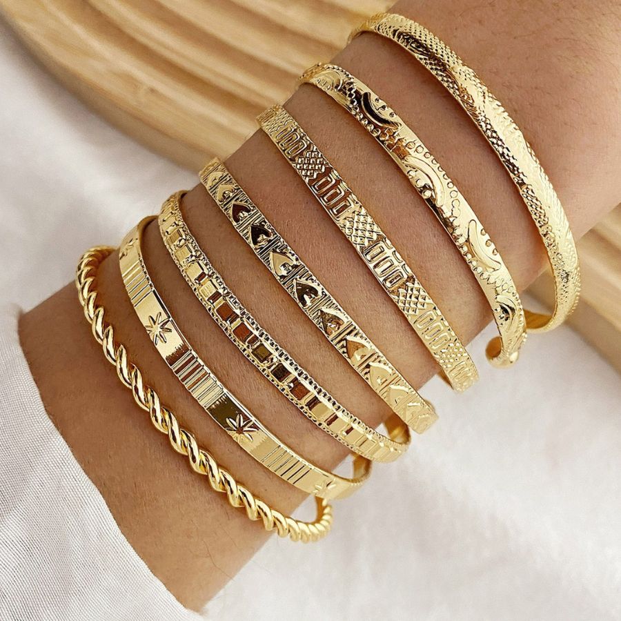 Lyxigt och glänsande set med 7 gyllene armband – Justerbara & eleganta