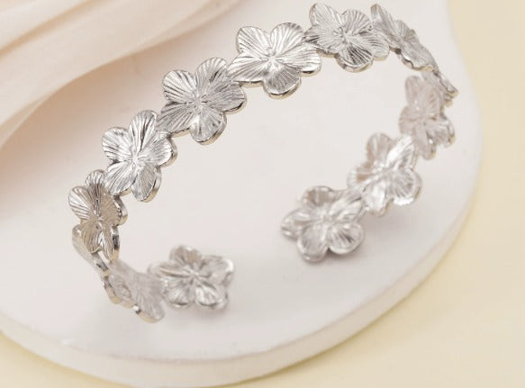 Blomformade Cuff-armband i Guld eller Silver – Elegant