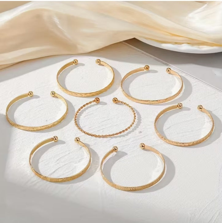 Lyxigt och glänsande set med 7 gyllene armband – Justerbara & eleganta